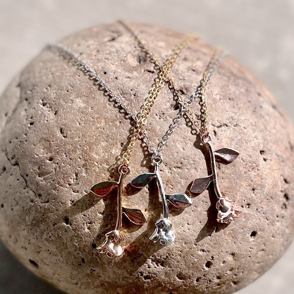 GOLD ROSE NECKLACE - Picture 5 of 7